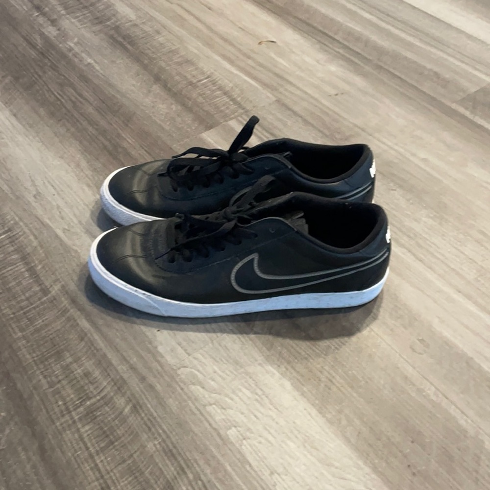 New Nike shoes size 11